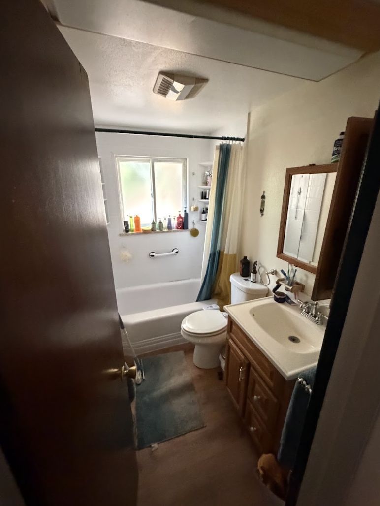 Original bathroom with tub